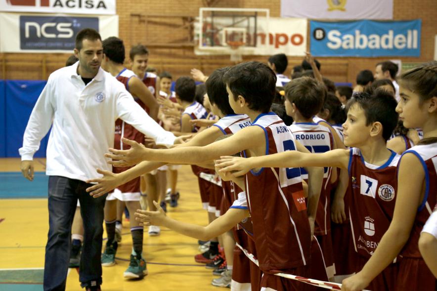 Participantes de varios equipos chocan las manos