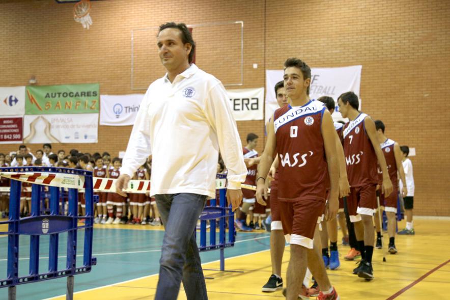 Equipo junior masculino entrando en pista