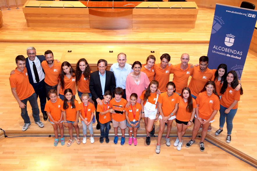 Recepción del Club de Esgrima Alcobendas - Posado del equipo completo y el alcalde.