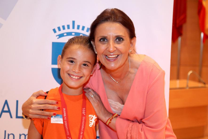 Recepción del Club de Esgrima Alcobendas - Una  deportistas con la concejal.           