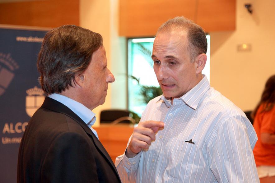Recepción del Club de Esgrima Alcobendas - El alcalde con un directivo.