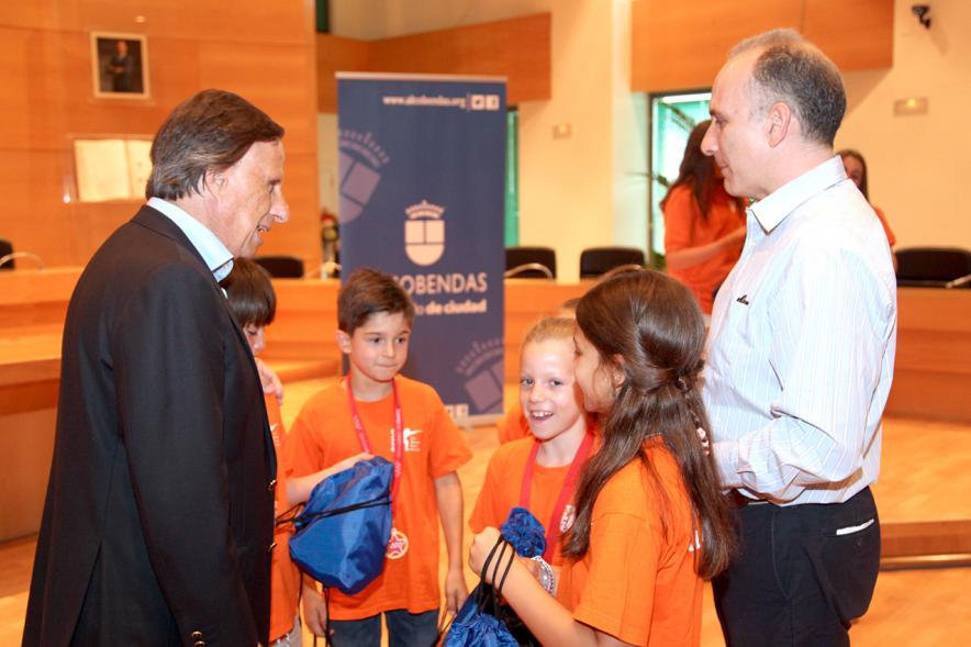Recepción del Club de Esgrima Alcobendas - El alcalde con el equipo.