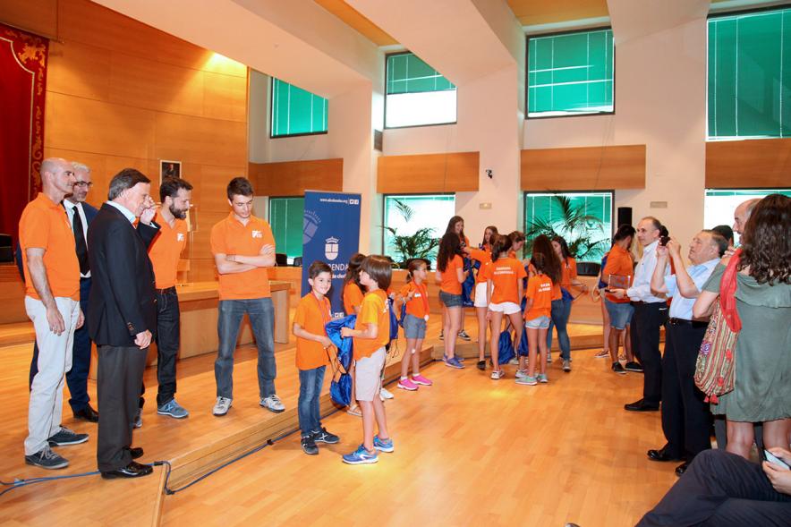 Recepción del Club de Esgrima Alcobendas - Instantánea del alcalde, el equipo y los acompañantes.