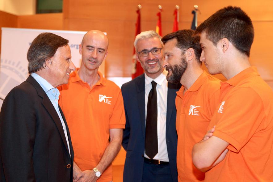 Recepción del Club de Esgrima Alcobendas - El alcalde con los entrenadores.