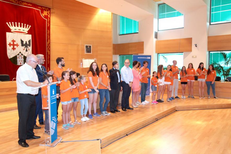 Recepción del Club de Esgrima Alcobendas - Estrado con las autoridades y el equipo.
