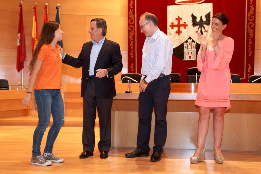 Recepción del Club de Esgrima Alcobendas Saludos entre el equipo y las autoridades.