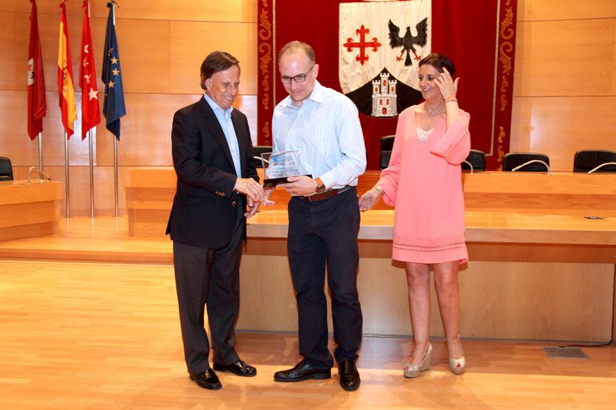 Recepción del Club de Esgrima Alcobendas - Entrega de un regalo al director del equipo.