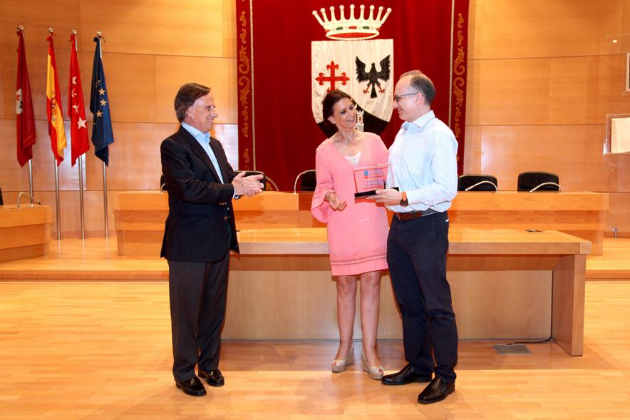 Recepción del Club de Esgrima Alcobendas -  Entrega de regalos al director del equipo.