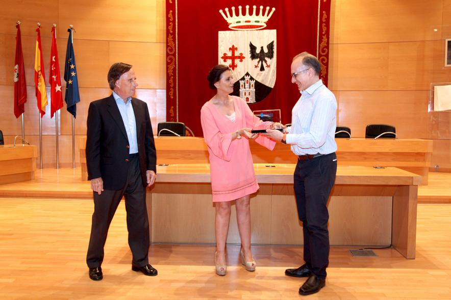 Recepción del Club de Esgrima Alcobendas -  El alcalde, la concejal y el director del equipo.