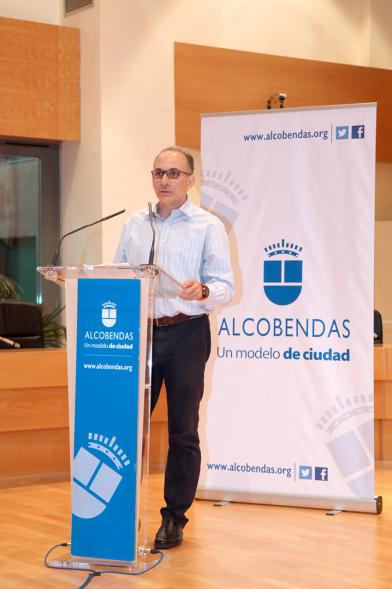 Recepción del Club de Esgrima Alcobendas - El director del equipo agradeciendo.