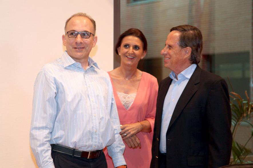 Recepción del Club de Esgrima Alcobendas - El alcalde, la concejal y  personal del equipo.