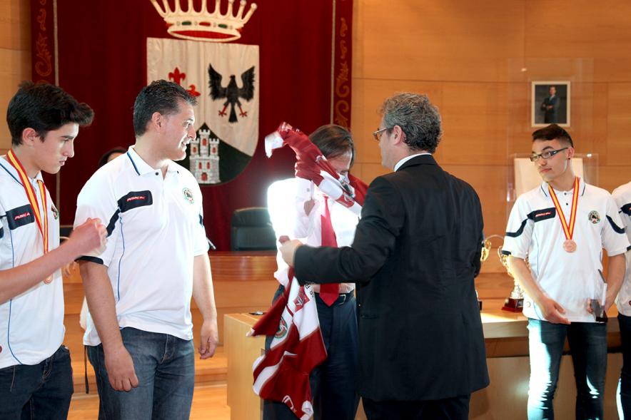 Recepción Club Patín Alcobendas en el Salón de Actos -  Recibimiento del alcalde al equipo.