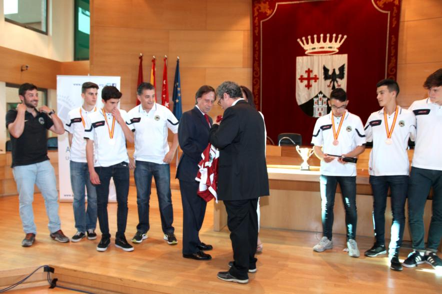 Recepción Club Patín Alcobendas en el Salón de Actos -  Recibimiento del alcalde al equipo.