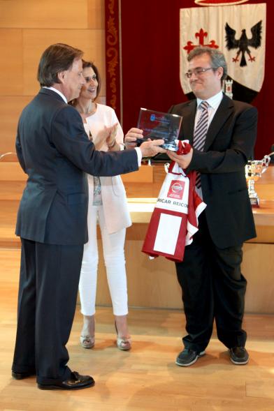 Recepción Club Patín Alcobendas en el Salón de Actos - El alcalde entrega un trofeo.