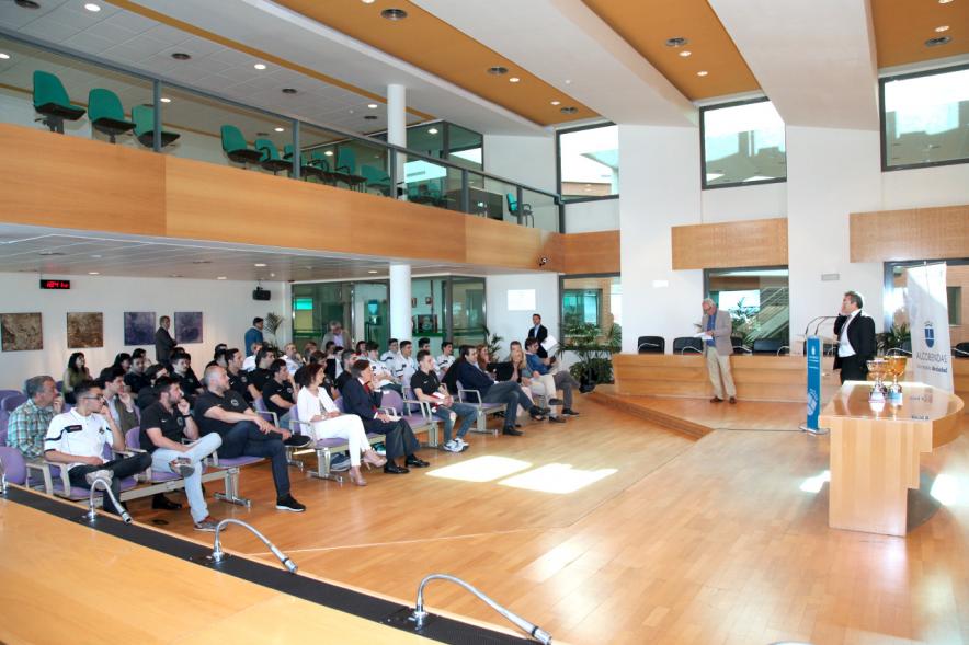Recepción Club Patín Alcobendas en el Salón de Actos -  Un asistente se dirige al público.
