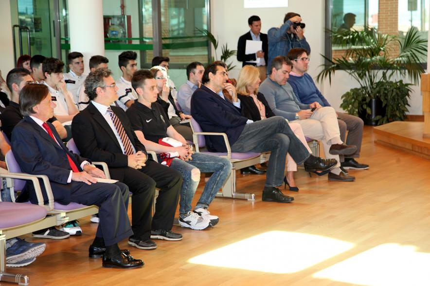 Recepción Club Patín Alcobendas en el Salón de Actos -  Jugadores y autoridades en el salón de actos.