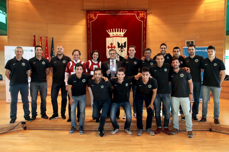 Recepción Club Patín Alcobendas en el Salón de Actos -  Posado de todo el equipo con las autoridades.