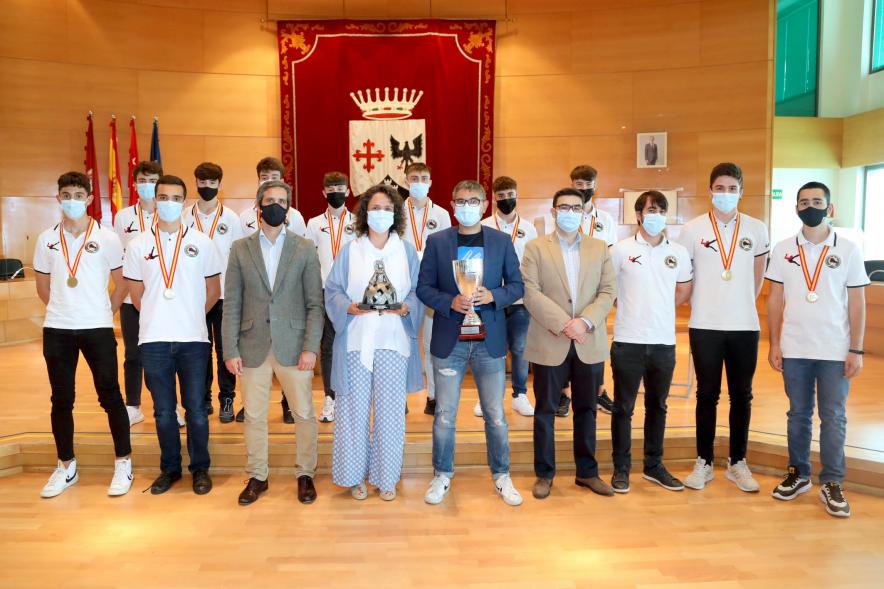 Recepción del Club Patín Alcobendas -Imagen de las autoridades posando con el combinado juvenil del Club Patín Alcobendas que se ha proclamado campeón de España.