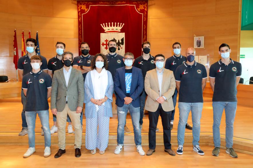 Recepción del Club Patín Alcobendas - Imagen de las autoridades posando con el primer equipo del Club Patín Alcobendas, que este año ha ascendido a la OK Liga.
