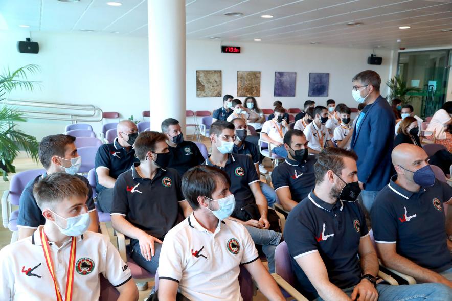 Recepción del Club Patín Alcobendas - Imagen del alcalde Rafael Sánchez Acera charlando con los miembros del Club Patín Alcobendas.