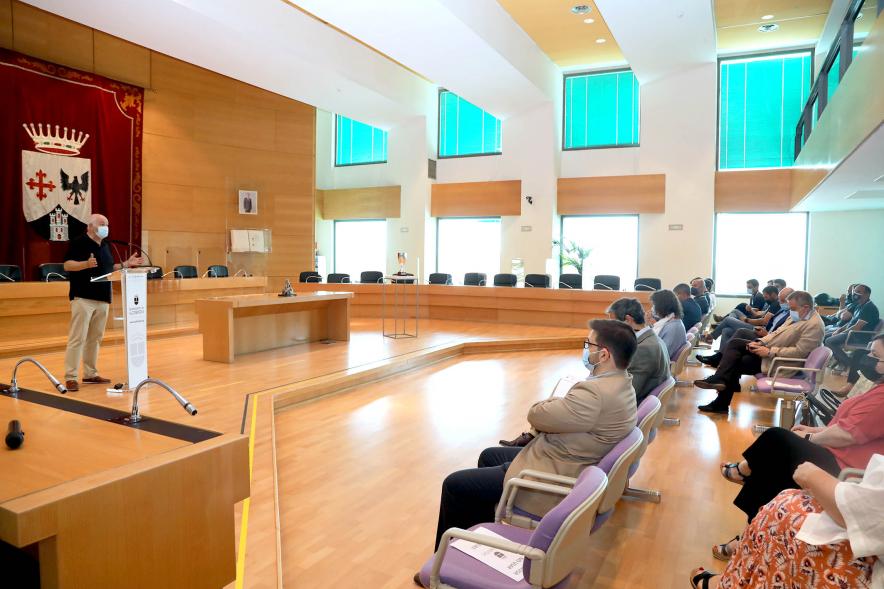  Recepción del Club Patín Alcobendas - Imagen del momento del discurso de una persona.