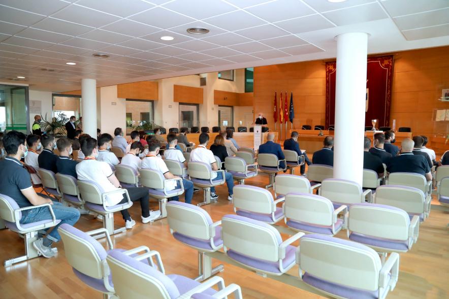  Recepción del Club Patín Alcobendas - Imagen panorámica del salón de Plenos, donde se celebra el acto.