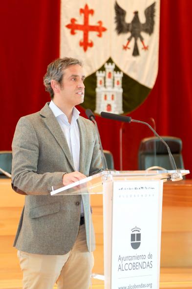 Recepción del Club Patín Alcobendas - Imagen del vicealcalde Aitor Retolaza en un momento de su discurso.