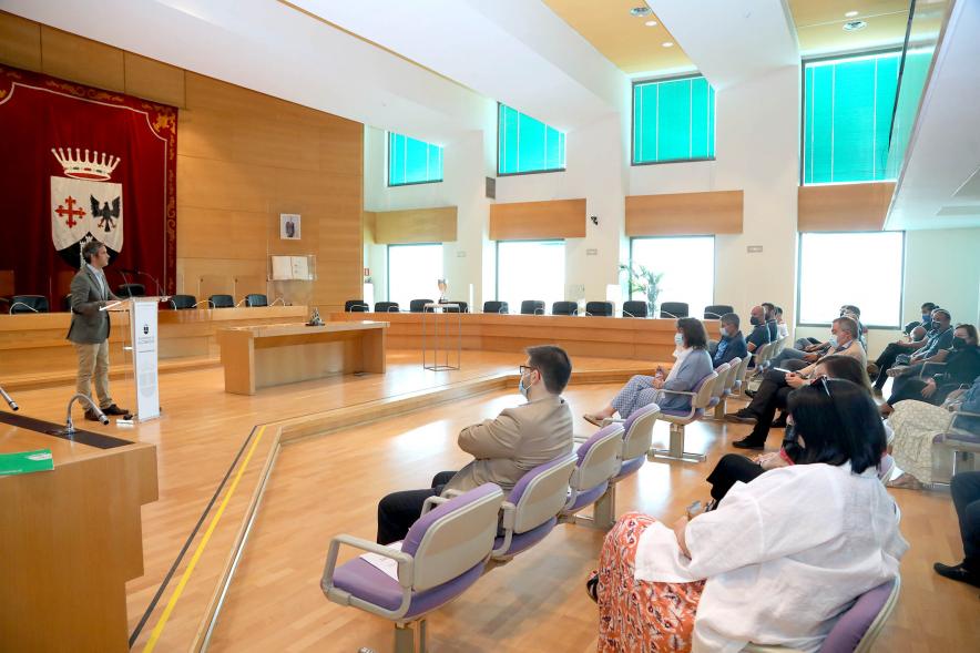 Recepción del Club Patín Alcobendas - Imagen panorámica del salón de Plenos, donde se celebra el acto.