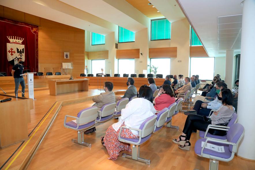 Recepción del Club Patín Alcobendas - Imagen panorámica del salón de Plenos, donde se celebra el acto.