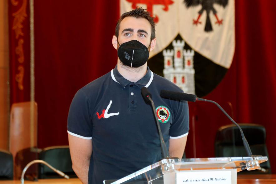 Recepción del Club Patín Alcobendas - Imagen de un jugador del primer equipo del Club Patín Alcobendas en un momento de su discurso.
