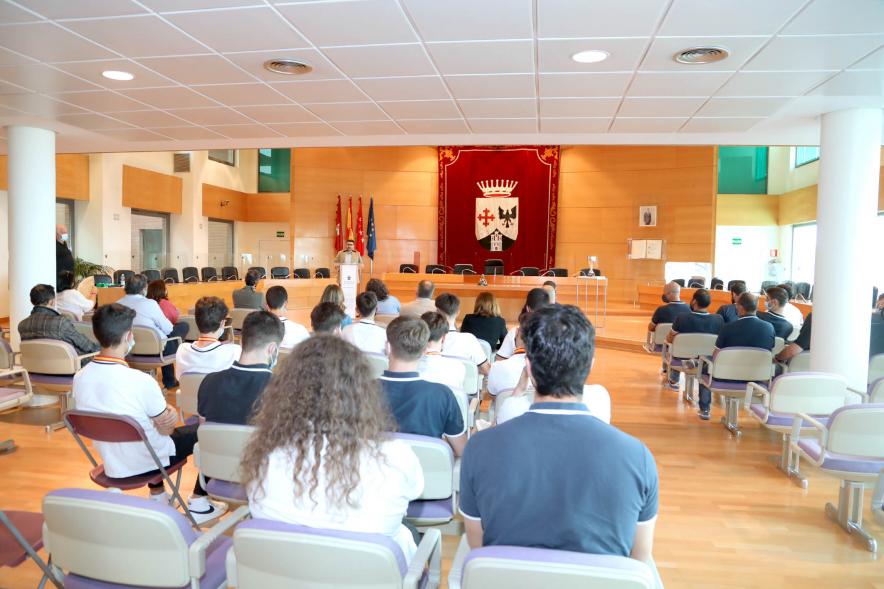 Recepción del Club Patín Alcobendas - Imagen panorámica del salón de Plenos, donde se celebra el acto.