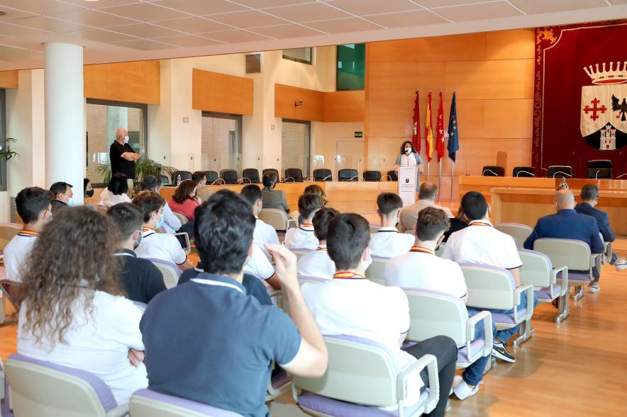 Recepción del Club Patín Alcobendas - Imagen panorámica del salón de Plenos, donde se celebra el acto.