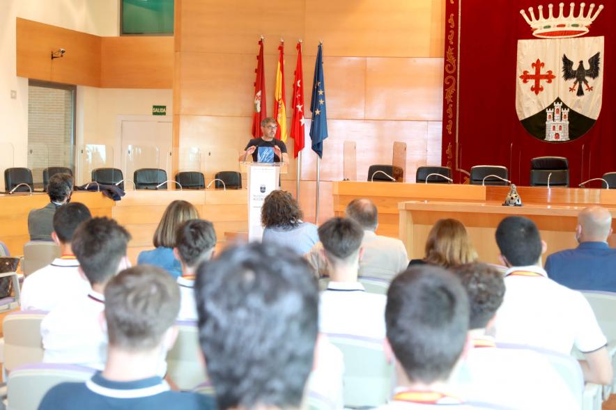 Recepción del Club Patín Alcobendas - Imagen lejana de un momento del discurso del alcalde Rafael Sánchez Acera.