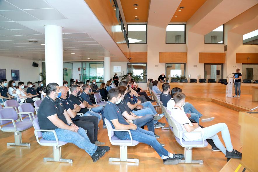 Recepción del Club Patín Alcobendas - Imagen panorámica del salón de Plenos, donde se celebra el acto.