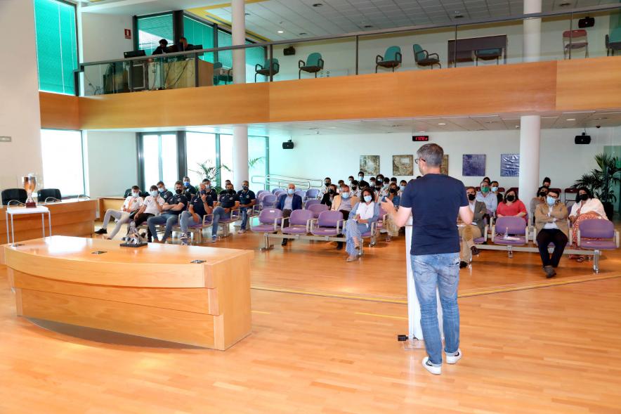 Recepción del Club Patín Alcobendas - Imagen panorámica del salón de Plenos, donde se celebra el acto.