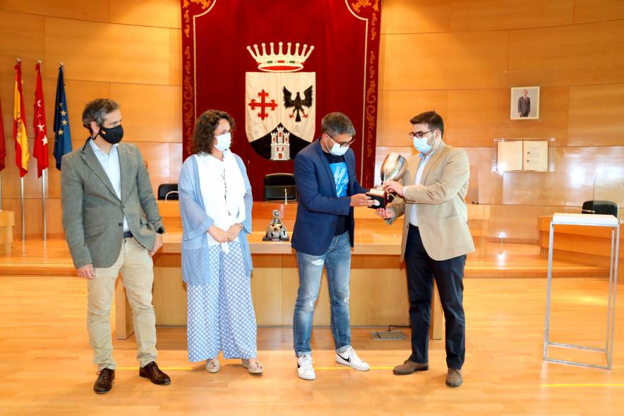 Recepción del Club Patín Alcobendas - Imagen del presidente saliente del Club Patín Alcobendas  Ricardo Gómez entregando la copa al alcalde Rafael Sánchez Acera. 