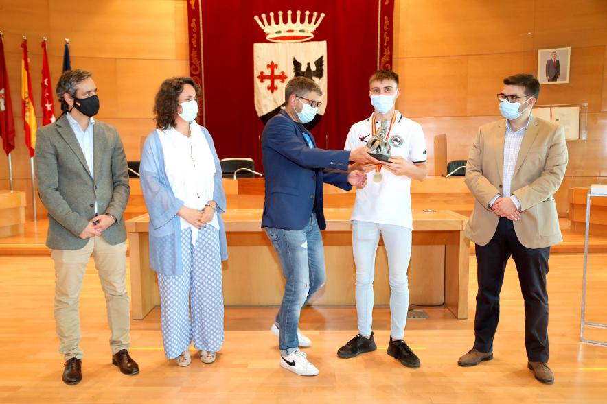 Recepción del Club Patín Alcobendas - Imagen de un jugador del combinado juvenil del Club Patín Alcobendas recibiendo la Menina honorífica.