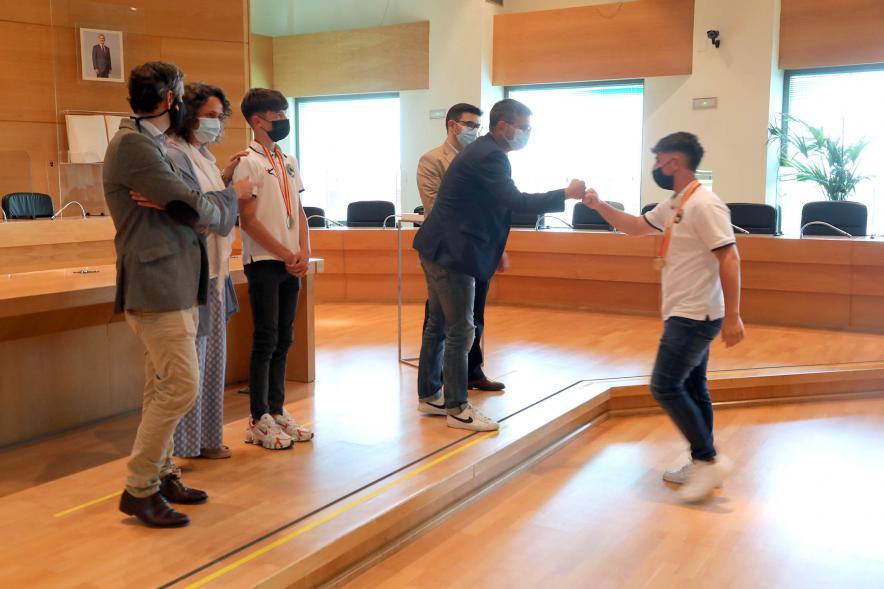 Recepción del Club Patín Alcobendas - Imagen de los jugadores saludando a las autoridades.