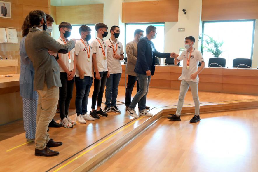 Recepción del Club Patín Alcobendas - Imagen de los jugadores saludando a las autoridades.