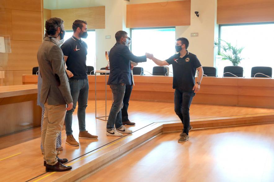 Recepción del Club Patín Alcobendas - Imagen de los jugadores saludando a las autoridades. 