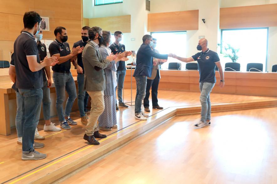 Saludo de Autoridades a Jugadores - Imagen de los jugadores saludando a las autoridades.