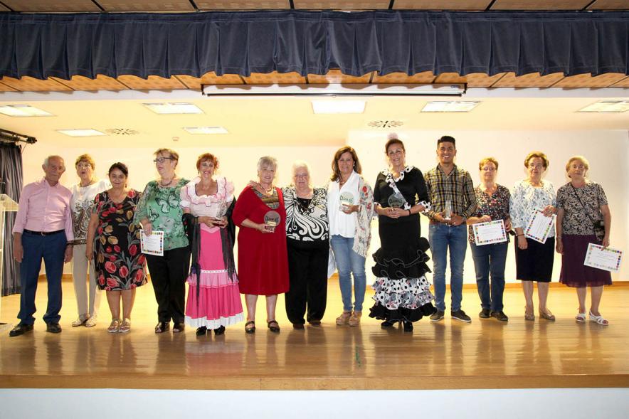 Concejala Mónica Sánchez Galán y galardonadas. 