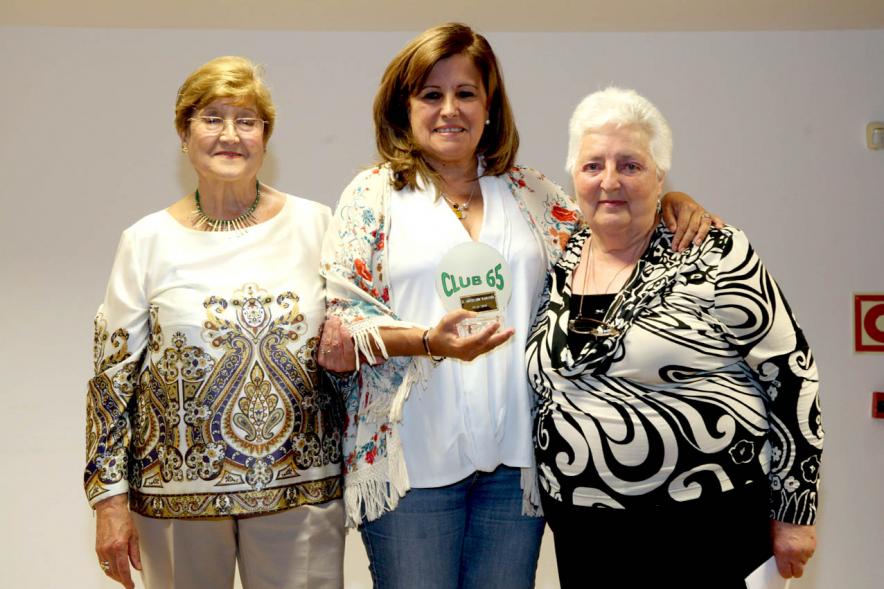 Concejala Mónica Sánchez Galán y galardonadas. 