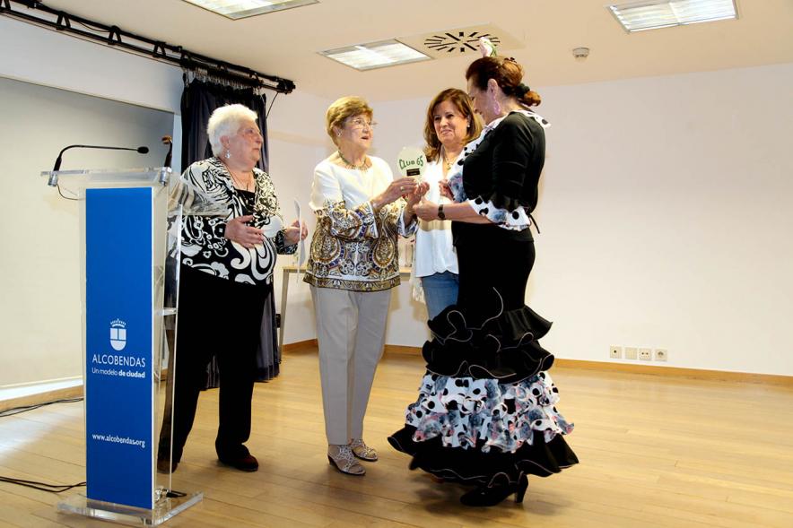 Concejala Mónica Sánchez Galán y galardonadas.