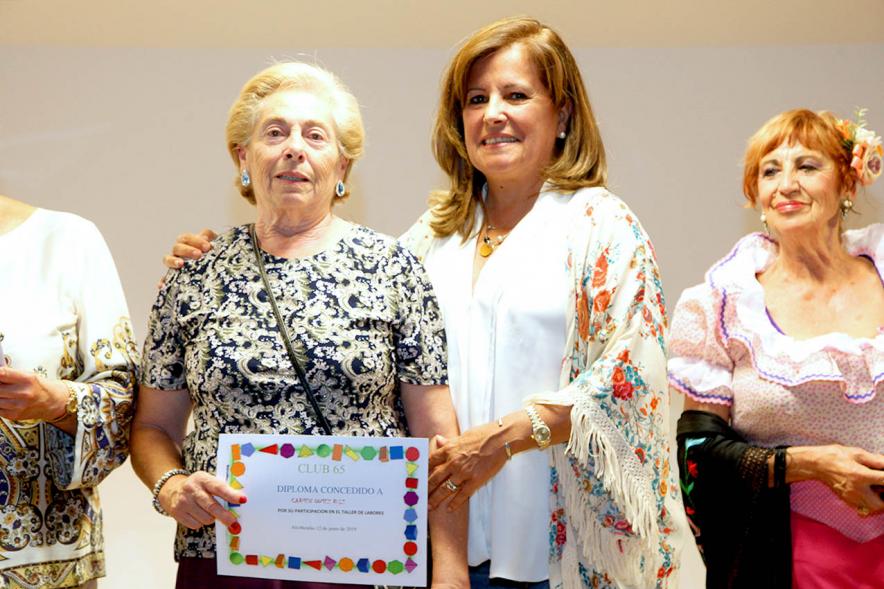 Concejala Mónica Sánchez Galán haciendo entrega del diploma a una galardonada.