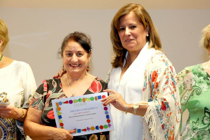 Concejala Mónica Sánchez Galán y galardonadas.