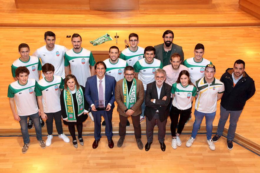 Recepción del Equipo de Natación - Imagen cenital del equipo al completo con las personalidades federativas y la corporación municipal.