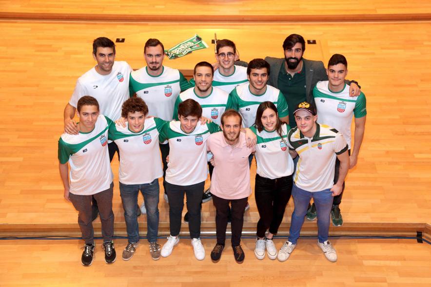 Recepción del Equipo de Natación - Posado del equipo de natación con los entrenadores.