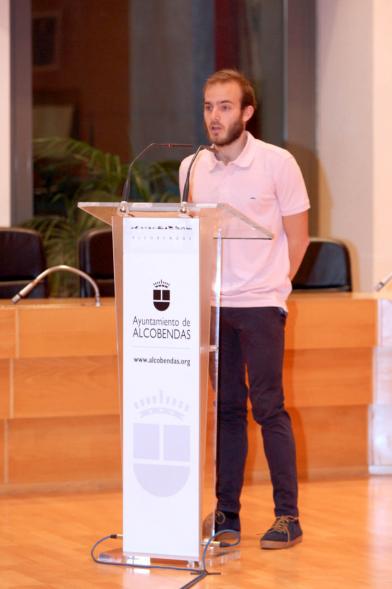 Recepción del Equipo de Natación - Primer plano de Ignacio Lázaro, entrenador del equipo de natación, en el atril.
