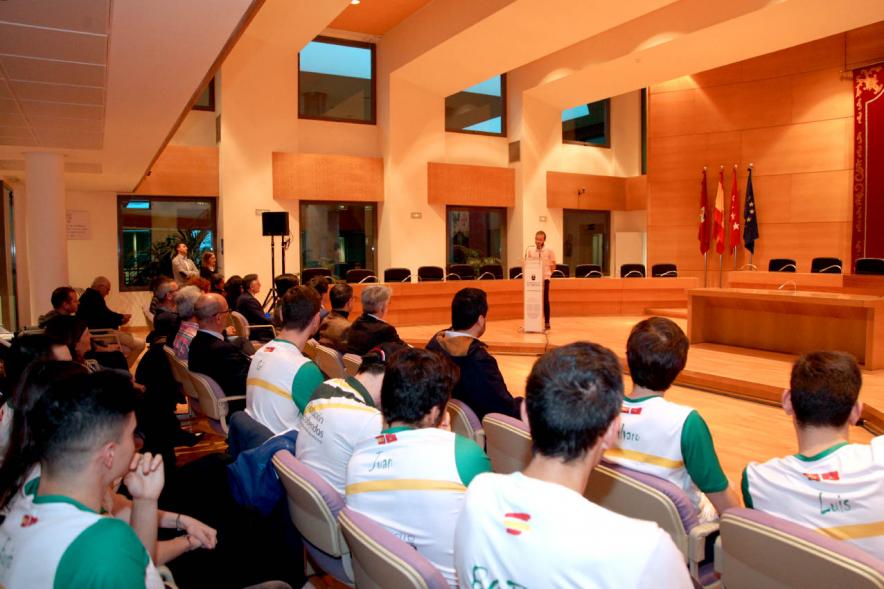 Recepción del Equipo de Natación - Plano posterior del equipo de natación.